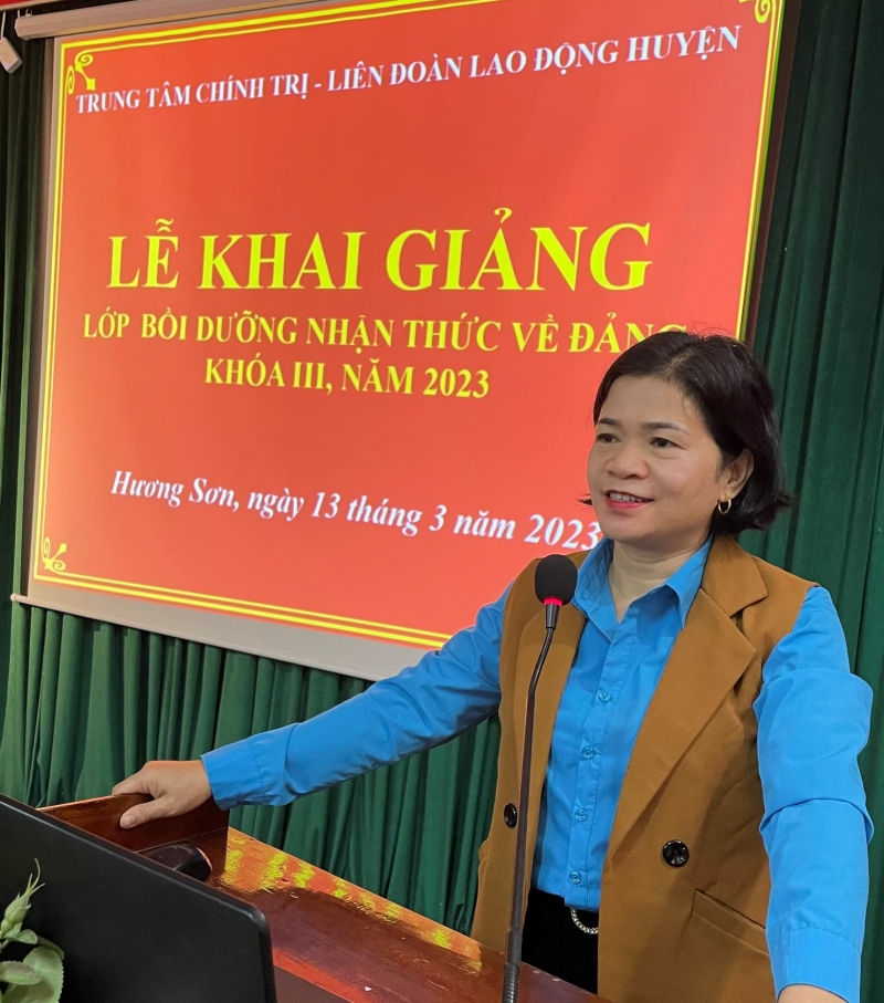 Hương Sơn: Khai giảng lớp bồi dưỡng lý luận chính trị đối tượng kết nạp Đảng